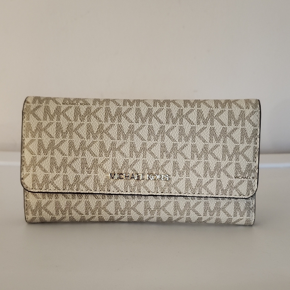 Michael Kors Jet Set Trifold Wallet w/Free MK Belt